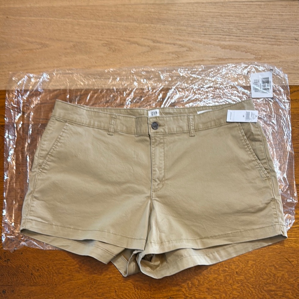GAP Women's Tan 3” Shorts. Size 16